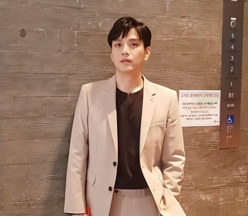 Group Taishi Ci Kim Yung-min announced his impression of Mnet M Countdowndown.Kim Yung-min posted a picture on his SNS on the 12th with an article entitled This is a few years ago.Kim Yung-min will present the duet Solitary Man stage with A.R.T. Park Sung-joon.Solittery Man is a ballad song that shows the emotions of the two main vocals of the group. It was released on the music site on the 8th of last month.