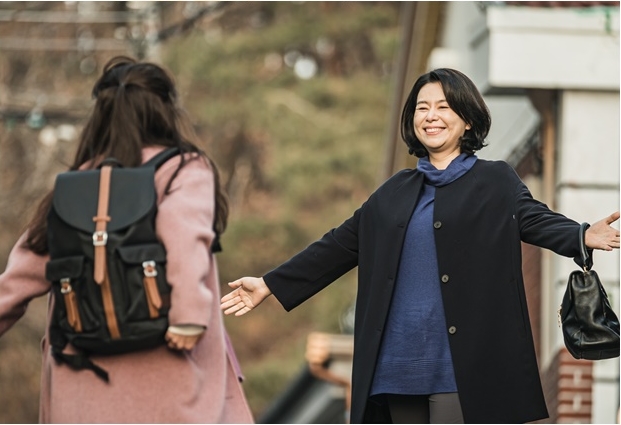 Actor Jang Hye-jin, who made a strong impression with the movie parasite, will make a special appearance on TVNs new Mon-Tue drama half-half.Jang Hye-jin appears as a mother of Chae Soo-bin in the play and raises expectations that she will emit a limited presence.TVNs new Mon-Tue drama half-half, which will be broadcasted on the 23rd, is a free unrequited love story drawn by the House of Representatives (Jeong Hae-in) of artificial intelligence programmers and the classical recording engineer, Chae Soo-bin.Jang Hye-jin, who had Acted the wife of Gitaek (Song Kang-ho) in Psychiatric ahead of the first broadcast of the drama, made a special appearance in Banuiban and once again predicted an impressive mother Acting.Especially in the public steel, there is a picture of Jang Hye-jin waiting for his daughter Chae Soo-bin.Expectations are high for mother and daughter breathing to be shown by Jang Hye-jin and Chae Soo-bin.The production team of Ban-Ui-ban said, Thank you sincerely to Mr. Jang Hye-jin, who appeared in a busy schedule. He then suggested that he be attracted to the authentic Acting of Jang Hye-jins motherhood.I am impressed by the new mother Acting, which is completely different from the parasites loyalty.TVNs new Mon-Tue drama half-half will be broadcasted at 9 pm on the 23rd.