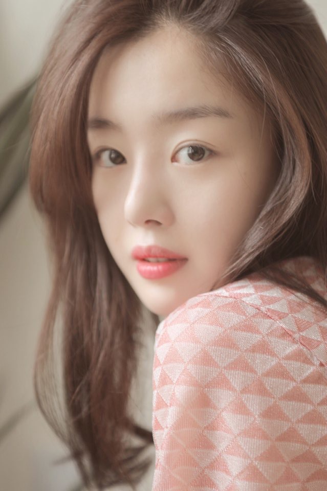 Han Sun-hwa joins hands with Keyeast Entertainment to prepare for a new leap forwardHan Sun-hwa, who made his debut as a member of the girl group The Secret in 2009, received a lot of public love for his numerous hits such as Magic, Madonna, Love Move, and Starlight Moonlight.In addition, he has been engaged in various entertainment programs such as KBS2 Youth Unfortunate and MBC We Got Married with his delightful and hairy charm, and has been active in various fields as an advertising model of various fashion and beauty brands with outstanding beauty and excellent fashion sense.In particular, she was loved by viewers as a reverse character who could emit a lot of vitriol unlike realistic worker Acting and innocent appearance in the role of Hajna in the 2017 Drama Self-luminous Office, and she was recognized for her ability to act, winning the 2017 MBC Acting Grand Prize for Best Actress in the Mini Series category.As such, Han Sun-hwa, who has a versatile talent such as Acting, entertainment, MC, and music, will meet with Keyeast Entertainment and see what kind of activity he will perform.iMBC Kim Jae Yeon  Photo Offering Keyeast Entertainment