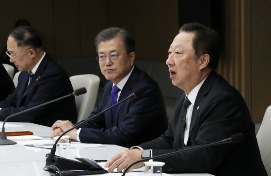 13일 오전 서울 중구 대한상공회의소에서 열린 코로나19 대응 경제계 간담회에서 박용만 대한상공회의소 회장(오른쪽)이 발언을 하고 있다. [청와대사진기자단]