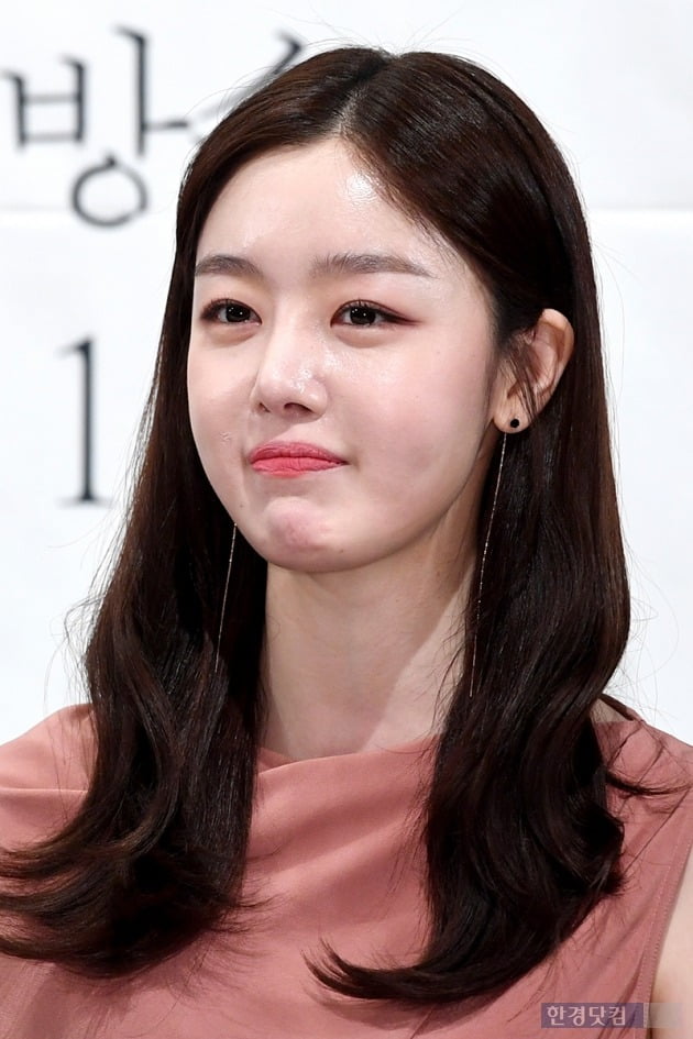 Han Sun-hwa prepares for new leap at Keyeast EntertainmentKeyeast Entertainment announced the news of the Exclusive contract with Han Sun-hwa on Wednesday.Hong Min-ki, vice president of Keyeast Entertainment Management, said, Han Sun-hwa has been working as an actor in his sincere attitude after turning from singer to actor in 2014.I will actively support Han Sun-hwa to spread the wide spectrum of Acting with his colorful charm. Han Sun-hwa, who made his debut as a member of the girl group The Secret in 2009, was greatly loved by various hits such as Magic, Madonna, Love Move, and Starlight Moonlight.In addition, he has been engaged in various entertainment programs such as KBS2 Youth Unfortunate and MBC We Got Married with his delightful and hairy charm, and has been active in various fields as an advertising model of various fashion and beauty brands with outstanding beauty and excellent fashion sense.In particular, she was recognized for her ability to act as Hajna in the 2017 Drama Self-luminous Office, and she was loved by viewers as a reverse character who can emit a lot of vitriol unlike her realistic working-person Acting and innocent appearance.As such, Han Sun-hwa, who has a versatile talent such as Acting, entertainment, MC, and music, will meet with Keyeast Entertainment and see what kind of activity he will perform.Currently, Keyeast Entertainment belongs to Son Hyun-joo, Ju Ji-hoon, Jung Ryeo-won, Kim Dong-wook, Soi Hyun, Ingyojin, Park Hae Sun, Jung Eun Chae and Woo Do Hwan.Han Sun-hwa, Keyeast Entertainment and New Leap Preparations Son Hyun-joo and Ju Ji-hoon and Jung Ryeo-won and Kim Dong-wook