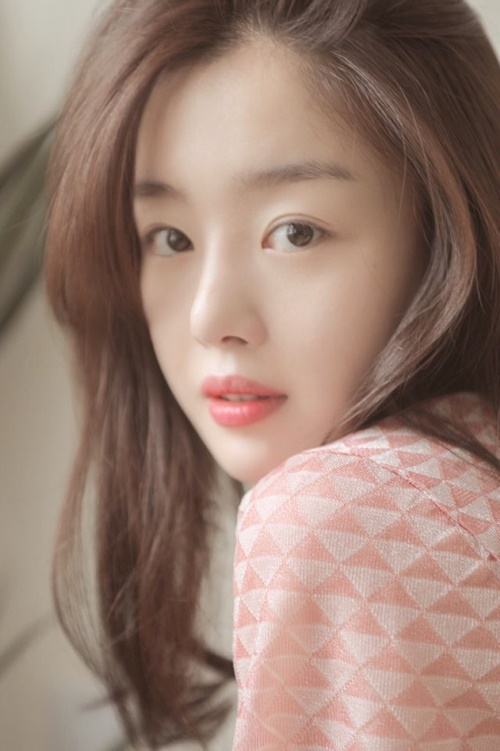 Han Sun-hwa joins hands with Keyeast Entertainment to prepare for a new leap forwardOn Thursday Keyeast Entertainment announced the news of the Exclusive contract with Han Sun-hwa.Hong Min-ki, vice president of Keyeast Entertainment Management, said, Han Sun-hwa has been working as an actor in acting sincerely after turning from singer to actor in 2014.We will actively support Han Sun-hwa to spread a wide spectrum of smoke with his colorful charm.Han Sun-hwa, who made his debut as a member of the girl group The Secret in 2009, received a lot of public love for his numerous hits such as Magic, Madonna, Love Move, and Starlight Moonlight.In addition, he has been engaged in various entertainment programs such as KBS2 Youth Unfortunate and MBC We Got Married with his delightful and hairy charm, and has been active in various fields as an advertising model of various fashion and beauty brands with outstanding beauty and excellent fashion sense.In particular, she played the role of Hajna in the 2017 Drama Self-luminous Office, and was loved by viewers as a reverse character who can emit a lot of vitriol unlike her realistic workmans acting and innocent appearance. She was also recognized for her acting skills by winning the 2017 MBC Acting Award for Best Actress in the Mini Series category.As such, Han Sun-hwa, who has a versatile talent such as acting, entertainment, MC, and music, will meet with Keyeast Entertainment and see what kind of activity he will perform.Meanwhile, Keyeast Entertainment belongs to Son Hyun-joo, Ju Ji-hoon, Jung Ryeo Won, Kim Dong-wook, Soi Hyun, In-jin Jin, Park Hae-sun, Jung Eun-chae and Udohwan.