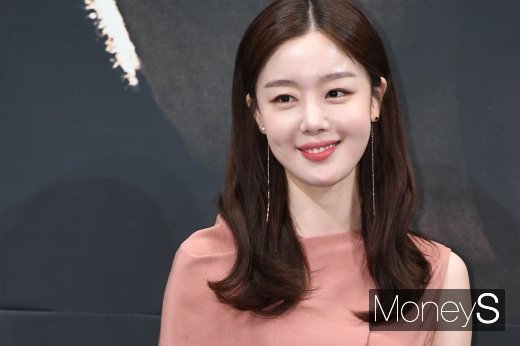 In particular, she was awarded the Best Actress Award in the Mini Series category of the 2017 MBC Acting Award, which was loved by viewers as a reverse character who can emit a lot of vitriol unlike realistic office worker Acting and innocent appearance in the drama Self-luminous Office in 2017.