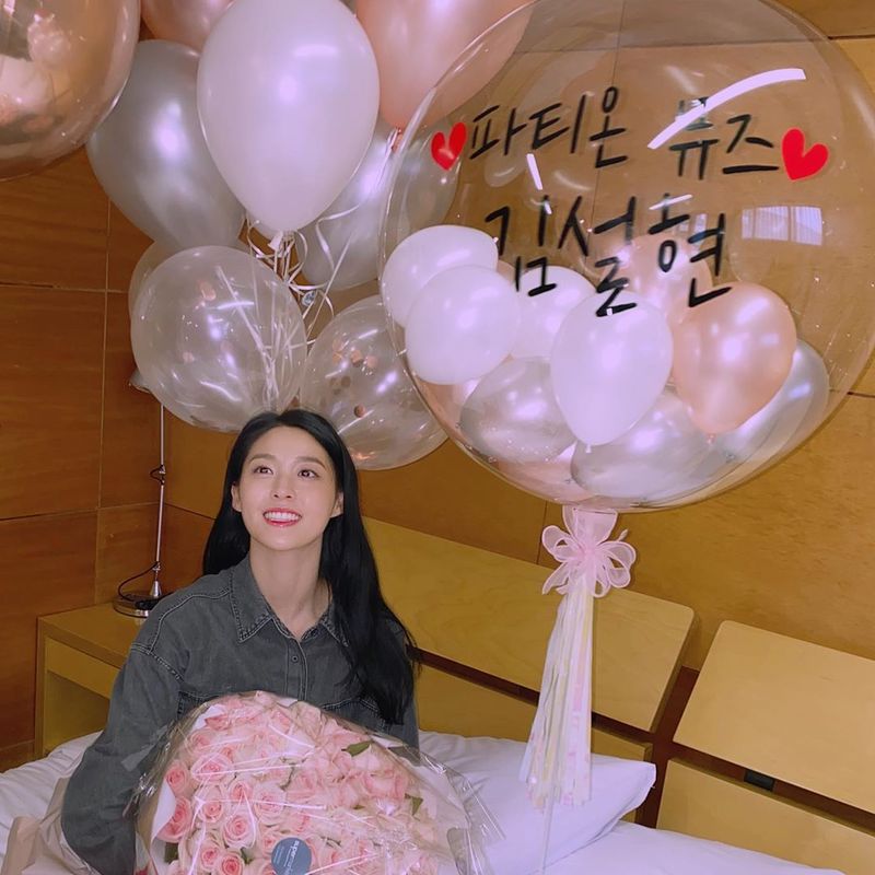 Group AOA member Seolhyun boasted a clean look.Seolhyun posted a photo on his Instagram on March 13 with an article entitled Thank you.The picture shows Seolhyun with a large bouquet of flowers. Seolhyun smiles wide.Seolhyuns blemishes-free white-oak skin and distinctive features make her look more beautiful.delay stock