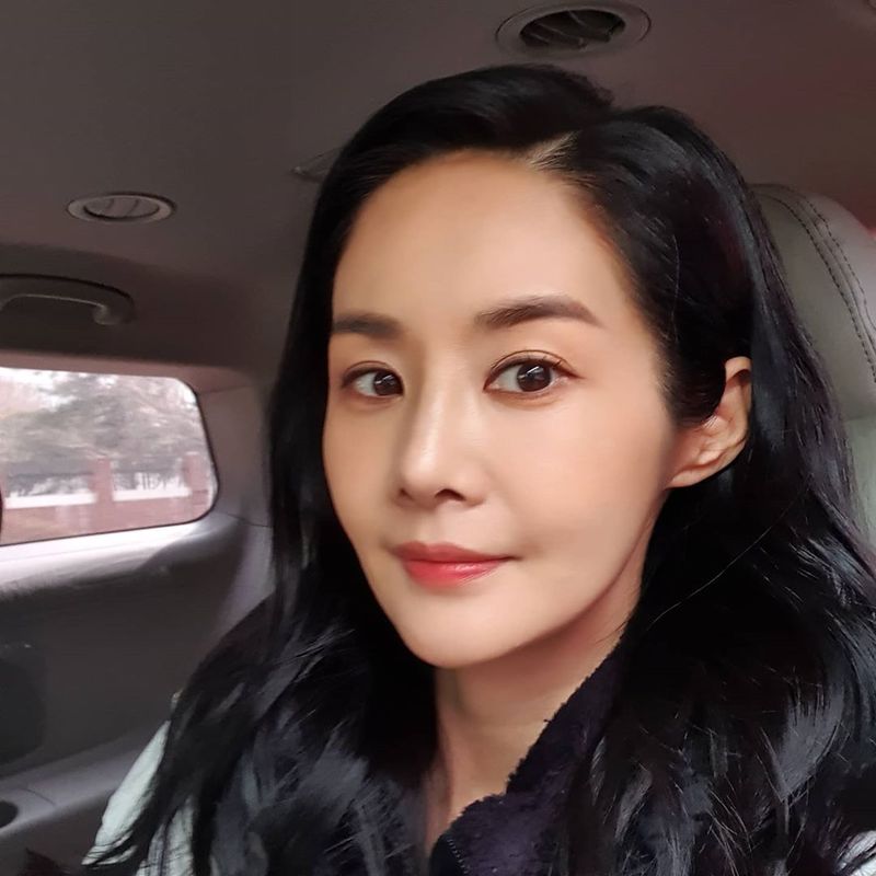 Actor Kim Ga-Yeon flaunts perfect Beautiful looksKim Ga-Yeon posted a picture on his Instagram on March 13 with an article entitled Nourple. Phone Camera Quality Boso; Today is a fantastic skill in the shop.The picture shows a smiling Kim Ga-Yeon, whose skin and distinctive features make the beautiful look even more prominent.Kim Ga-Yeons stiff nose and slender V-line attract attention.The fans who responded to the photos responded such as Is it a doll?, It is so beautiful and It is also beautiful look.delay stock