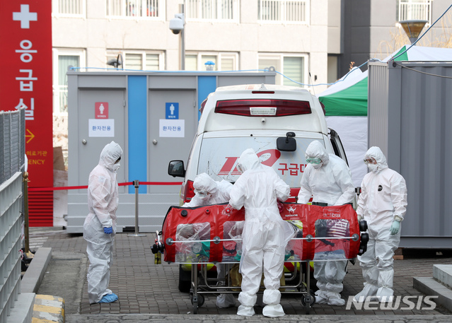 [서울=뉴시스]이윤청 기자 = 신종 코로나바이러스 감염증(코로나19) 중증환자가 8일 오후 서울시의 감염병 전담병원인 서울 양천구 서남병원으로 이송되고 있다. 이날 전원하는 코로나19 중증환자들은 모두 경북 경산 지역의 복지시설 거주자이다. 2020.03.08. radiohead@newsis.com