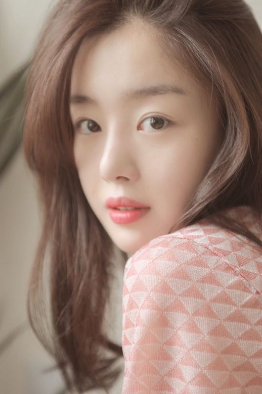 Han Sun-hwa joins hands with Keyeast Entertainment to prepare for a new leap forwardHan Sun-hwa, who made his debut as a member of the girl group The Secret in 2009, received a lot of public love for his numerous hits such as Magic, Madonna, Love Move, and Starlight Moonlight.In addition, he has been engaged in various entertainment programs such as KBS2 Youth Unfortunate and MBC We Got Married with his delightful and hairy charm, and has been active in various fields as an advertising model of various fashion and beauty brands with outstanding beauty and excellent fashion sense.In particular, she was loved by viewers as a reverse character who could emit a lot of vitriol unlike realistic worker Acting and innocent appearance in the role of Hajna in the 2017 Drama Self-luminous Office, and she was recognized for her ability to act, winning the 2017 MBC Acting Grand Prize for Best Actress in the Mini Series category.As such, Han Sun-hwa, who has a versatile talent such as Acting, entertainment, MC, and music, will meet with Keyeast Entertainment and see what kind of activity he will perform.Meanwhile, Keyeast Entertainment, which Han Sun-hwa signed exclusive contracts with, is an actor famous singer and OCN Voice series, SBS Hiena, Netflix original Health Teacher Ahn, which includes Son Hyun-joo, Ju Ji-hoon, Jung Ryeo-won, Kim Dong-wook, Soi Hyun, Ingyojin, Park Ha-sun, Jung Eun-chae and Woo Do-hwan. Eun Young and other drama production is also active in the comprehensive entertainment company.Keyeast Entertainment