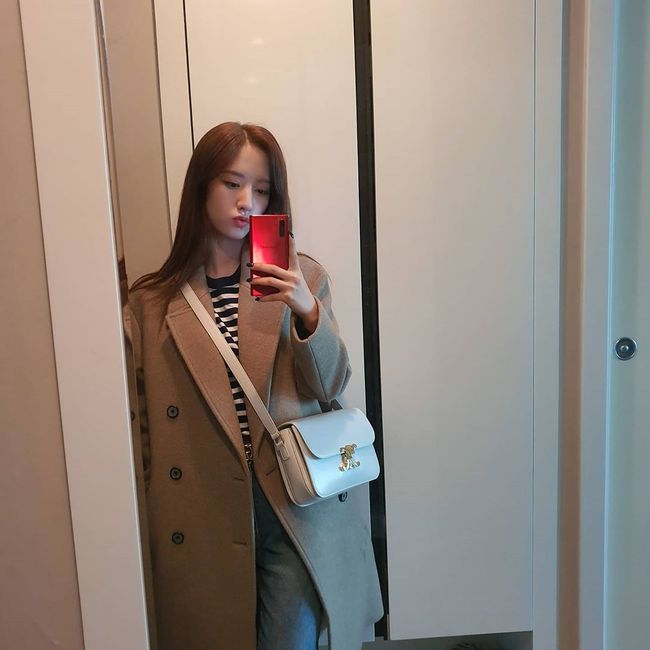 Girl group WJSN Bona escaped from the house after a while.WJSN Bona posted several photos on his Instagram on the 13th with an article entitled Going out in a while.In the photo, Bona, who is preparing to go out, is taking a picture of herself in the mirror.Coat, T-shirts, jeans, etc., but Bonas beauty is as if she has turned on a fluorescent light.Bona added, Do not forget everyones mask, and took the lead in preventing the spread of new corona virus infections (Corona 19).On the other hand, WJSN, which Bona belongs to, was loved by Iruri in November last year.