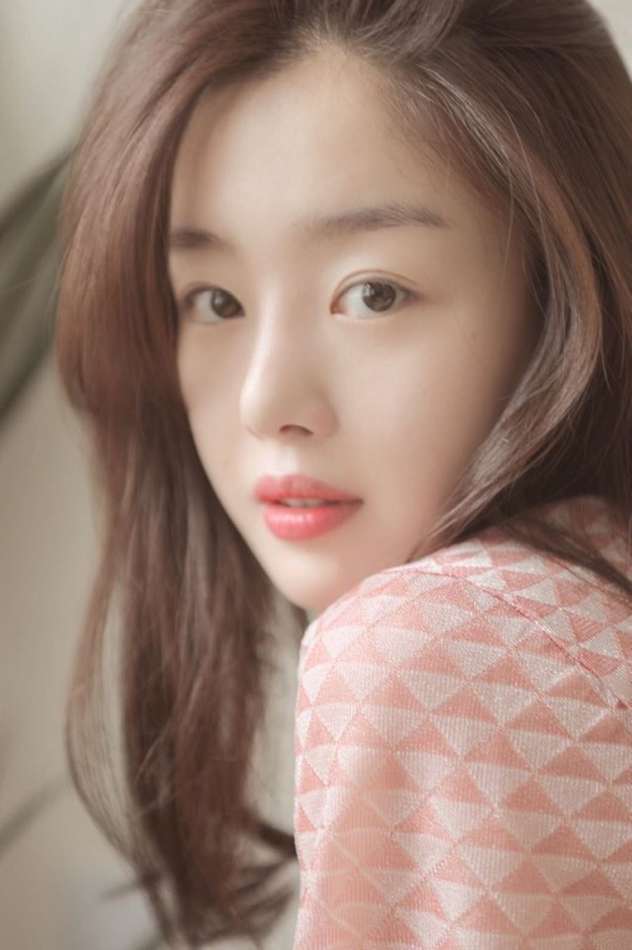 Han Sun-hwa has signed an Exclusive contract with Keyeast Entertainment.Hong Min-ki, vice president of Keyeast Entertainment Management, announced on March 13 that he will actively support Han Sun-hwa to spread the wide spectrum of acting with the colorful charm of Han Sun-hwa.Han Sun-hwa, who made his debut as a member of the girl group The Secret in 2009, was loved by hits such as Magic, Madonna, Love is Move and Starlight Moonlight.He also played an active role in entertainment programs such as KBS2 Youth Unfortunate and MBC We Got Married with pleasant and hairy charm.Keyeast Entertainment, which Han Sun-hwa signed an exclusive contract, belonged to Son Hyun-joo Ju Ji-hoon Jung Ryeo-won Kim Dong-wook Soi Hyun Ingyojin Park Hae-sun and Jung Eun-chae.He also produced dramas such as OCN Voice series, SBS Hiena and Netflix original Health Teacher Ahn Eun Young.=