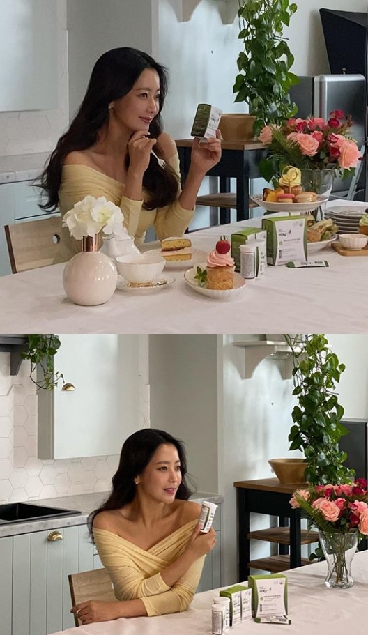 Actor Kim Hee-sun showed off her elegant beauty.On the 13th, Kim Hee-sun posted a picture on his instagram with an article entitled We are slim together.In the photo, Kim Hee-sun is concentrating on filming advertisements in a yellow dress with a shoulder exposed. Kim Hee-sun showed off his face of the cloth with various attractive expressions.Kim Hee-suns unique elegance, which smiles gently, attracts attention.Kim Hee-sun also showed off her slender body and superior glamour and boasted a perfect eight-headed body. Kim Hee-suns Goddess beauty, which has a Spring atmosphere, is brilliant.Alice is a Drama about the story of a man and woman who have been separated forever due to death, and meet again magically beyond the limit of time and dimension. It is a Drama that includes Kim Hee-sun, Actors Joo Won, Idain, Kwak Si-yang and Yeon-woo from Momorand.Photo Kim Hee-sun SNS
