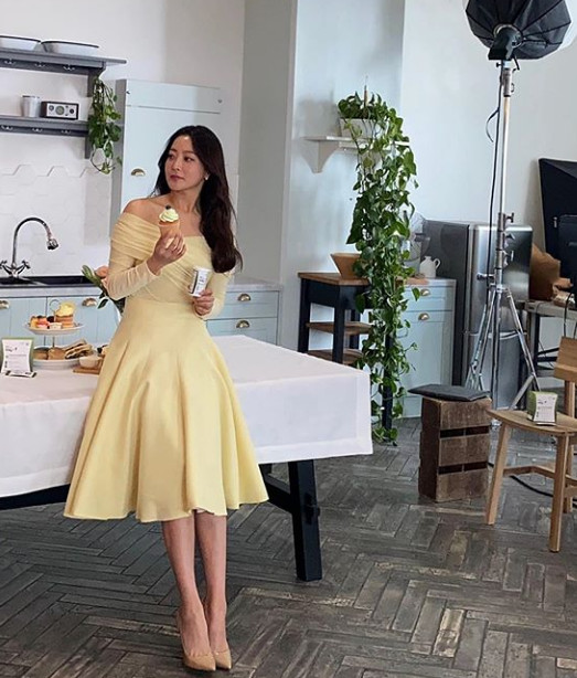 Actor Kim Hee-sun showed off her elegant beauty.On the 13th, Kim Hee-sun posted a picture on his instagram with an article entitled We are slim together.In the photo, Kim Hee-sun is concentrating on filming advertisements in a yellow dress with a shoulder exposed. Kim Hee-sun showed off his face of the cloth with various attractive expressions.Kim Hee-suns unique elegance, which smiles gently, attracts attention.Kim Hee-sun also showed off her slender body and superior glamour and boasted a perfect eight-headed body. Kim Hee-suns Goddess beauty, which has a Spring atmosphere, is brilliant.Alice is a Drama about the story of a man and woman who have been separated forever due to death, and meet again magically beyond the limit of time and dimension. It is a Drama that includes Kim Hee-sun, Actors Joo Won, Idain, Kwak Si-yang and Yeon-woo from Momorand.Photo Kim Hee-sun SNS