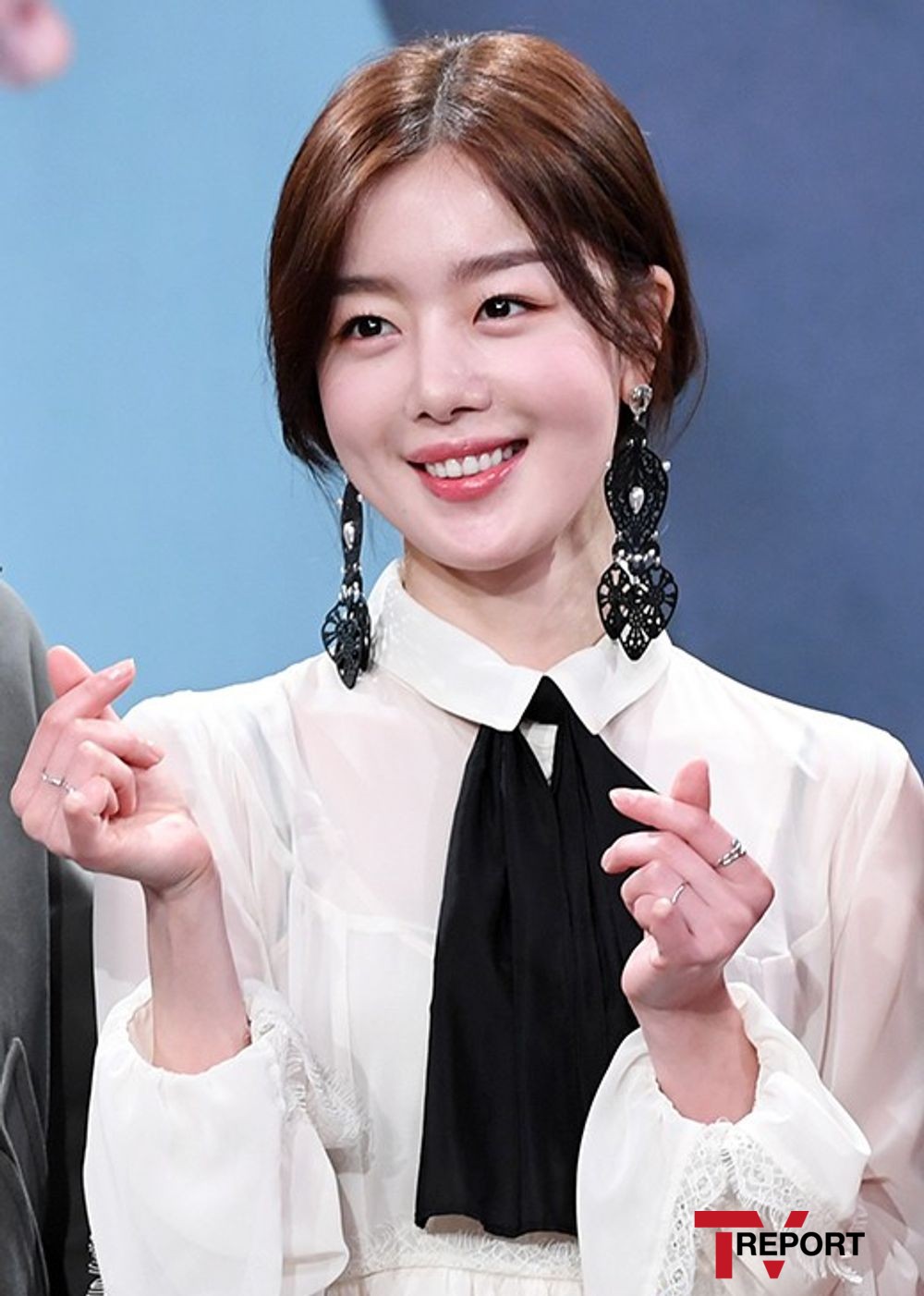 On Thursday Keyeast Entertainment announced news of the Exclusive contract with Han Sun-hwa.Hong Min-ki, vice president of Keyeast Entertainment Management, said, Han Sun-hwa has been working as an actor in acting sincerely after turning from singer to actor in 2014.We will actively support Han Sun-hwa to spread a wide spectrum of smoke with his colorful charm.Han Sun-hwa, who made his debut as a member of the girl group The Secret in 2009, was loved by many hits such as Magic, Madonna, Love is Move, and Starlight Moonlight.In addition, I have enjoyed various entertainment programs with pleasant and hairy charm.Meanwhile, Keyeast Entertainment, which Han Sun-hwa signed an exclusive contract, belongs to a number of actors such as Son Hyun-joo Ju Ji-hoon Jung Ryeo-won Kim Dong-wook.He is also active in producing drama.