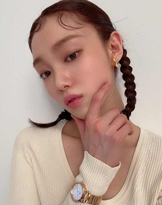 Actor Lee Sung-kyung showed off her freshness with a cute Hair style.On the 12th, Lee Sung-kyung posted two photos on his instagram with a hashtag called #danielwellington.The photo showed Lee Sung-kyung, who boasts beautiful looks with a pair of hair styles.Lee Sung-kyung emanated a slender clavicle line in a beige V-neck T-shirt, which showed off her superior visuals with distinct features including large eyes, a sharp nose and a thick lips.The fans who responded to the photos responded such as Why are you so beautiful, Headstyle is really good, There is no real beauty.Meanwhile, Lee Sung-kyung has appeared on SBS Romantic Doctor Kim Sabu which recently ended.