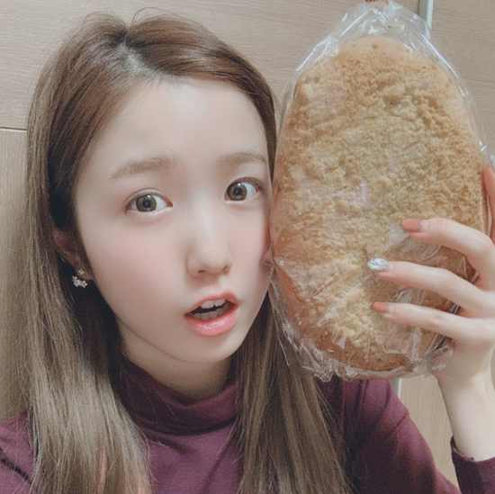 Group IZ*ONE Hitomi drew attention with a cute look.On the 12th, IZ*ONE official SNS came up with two Hitomi selfies with the article Tommy.The photo shows Hitomi looking at the camera with bread.Hitomi held a mammoth bread larger than her face and opened her lips as if surprised. Her round eyes were cute.Hitomi, in particular, was a non-toilet, white and transparent skin; in another photo, Hitomi is building Smile with a red bean bread.Hitomis even teeth, revealed among the Smiles, attracted attention. Hitomis rabbit-like lubricating charm was outstanding.Fans who watched the photos responded such as Face is really small, Cute Hitomi and Loveliness itself.