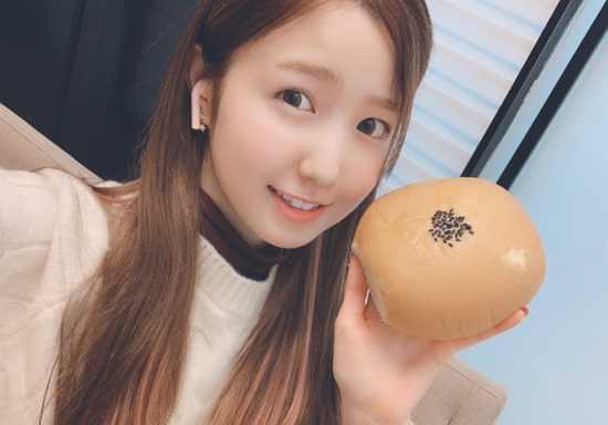 Group IZ*ONE Hitomi drew attention with a cute look.On the 12th, IZ*ONE official SNS came up with two Hitomi selfies with the article Tommy.The photo shows Hitomi looking at the camera with bread.Hitomi held a mammoth bread larger than her face and opened her lips as if surprised. Her round eyes were cute.Hitomi, in particular, was a non-toilet, white and transparent skin; in another photo, Hitomi is building Smile with a red bean bread.Hitomis even teeth, revealed among the Smiles, attracted attention. Hitomis rabbit-like lubricating charm was outstanding.Fans who watched the photos responded such as Face is really small, Cute Hitomi and Loveliness itself.