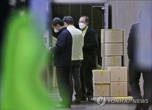 신천지 대구교회 행정조사 확보 물품 [연합뉴스 자료사진]