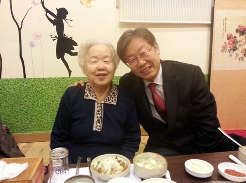 이재명 지사와 어머니 [이재명 경기지사 블로그 자료사진. 재판매 및 DB 금지]