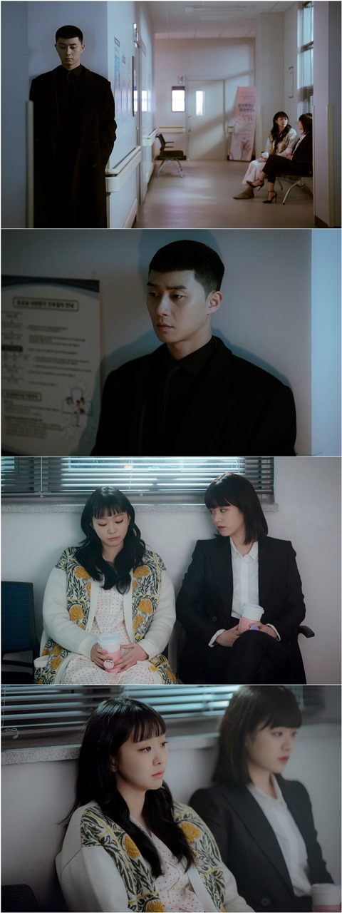 Park Seo-joon awakening begins: thrills set to explodeJTBCs Drama Itaewon Klath amplified the excitement index by releasing the picture of Park Seo-joon, who listens to the conversation between Joy Seo and Ma Hyun-yi (Lee Joo-young) at a distance on the 14th, ahead of the 14th broadcast.In the last broadcast, four years have passed and the hot rebellion of the current-style Roy has been drawn.The single night, which grew from Itaewons small fortifications to Inc. I.C., was now closely following the peak of the catering industry.But when Jang Dae-hee (Yoo Jae-myung) was found to have been sentenced to cancer before the final counterattack, Park said, You should be punished by me, do not die yet.The cool eyes of Park and Chang, who promised to reunite soon, gave overwhelming tension.The pity between Roy and Joy in the photo, which is released, stimulates curiosity, and Joy and Marhyeon, who are more emaciated than before, are talking in the hospital hallway.The eyes of Roy, who hears the stories of two people from a distance, are very different.In the previous preview, Joys Confessions, I have to be the person I need for you, raises the expectation by hinting at the awakening and change of Roy, who is confused by the feelings toward her.It is noteworthy whether Joys four-year unrequited love can lead to bilateral romance.In the 14th episode broadcast today (14th), Joys straight line continues.The heart of Joy, who I love you Confessions, begins to permeate slowly and deeply to Roy.Meanwhile, Joy, who was too busy working for the I.C. to become a necessary person for Roy, falls overworked.The awakening of the late-recognizing Park will be drawn together, and I am looking forward to seeing if the hearts of the two people who have been mixed for a long time can finally reach out.The stone-like mind of Roy, who was not stuck in Joys long-standing crush and straight-line Confessions, begins to move slowly, said the production team of Itaewon Klath. I hope that the moment of changing and awakening will add to the excitement of facing my heart.Meanwhile, the 14th episode of Itaewon Klath will be broadcast on JTBC at 10:50 p.m. today (14th).Photos: JTBC