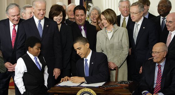버락 오바마 전 미국 대통령이 '오바마 케어' 법안에 서명하는 모습. [AP=연합뉴스]