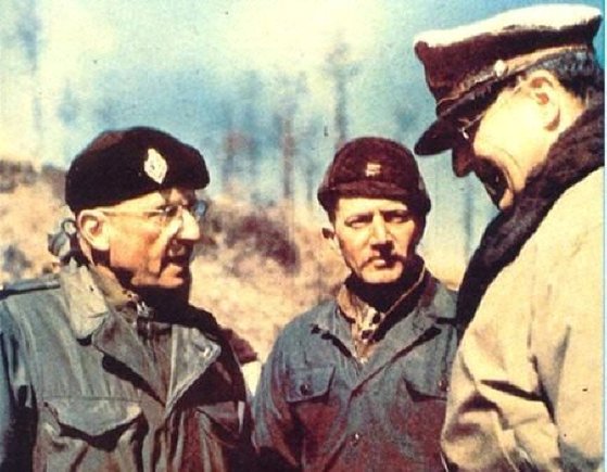 맥아더(오른쪽)와 대담하는 랄프 몽클라르 중령(왼쪽), 그가 바로 마그랭-베르느네다. [사진=지평리 전투기념관]