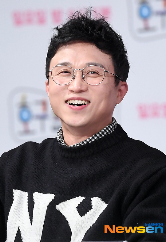 Comedian Park Sung-Kwang said it expected growth of Park Seo-joon and Choi Woo-shik.Park Sung-Kwang appeared as a guest on SBS Power FM Dooshi Escape Cult show broadcast on March 14 and mentioned Park Seo-joon and Choi Woo-shik.One listener asked Park Sung-Kwang, Did you think that two people would be good when you appeared together with Park Seo-joon, Choi Woo-shik and Shut Up and Family?Shut up and Family is a sitcom that aired on KBS 2TV, which aired from August 2012 to February 2013.Park Sung-Kwang said he knew both would work out well; he first said of Park Seo-joon, Mr. Park Seo-joon was almost a rookie at the time.Hes too good at comedy Acting and polite.Kim Tae-gyun said earlier that Park Seo-joon had appeared on the movie twice. Park Sung-Kwang said, I came when I recorded it, but I knew it after I passed it.I didnt say hello. I may have missed it because it was mixed among the fans.Park Sung-Kwang also said, Woosik also ate alcohol when he filmed. I watched all the dramas and movies that his friend did.I am so good at Acting, he said, I can not contact both of you at present. Lee Ha-na