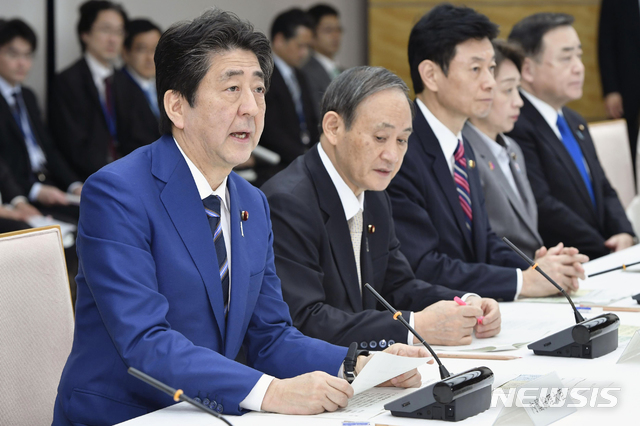 [도쿄=AP/뉴시스]아베 신조 일본 총리가 지난 10일 도쿄 총리 관저에서 신종 코로나바이러스 감염증(코로나19) 대책 회의를 주재하고 있는 모습. (사진=뉴시스DB). 2020.03.11.