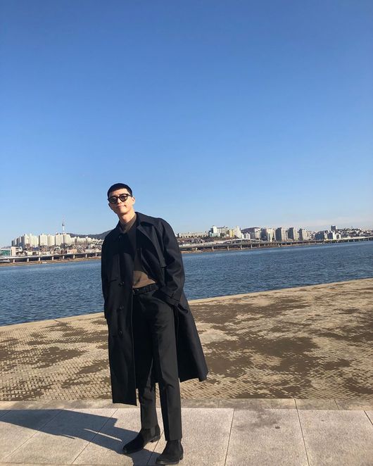 Park Seo-joon introduced CEO fashion for Itaewon Klath Park Sae.Park Seo-joon posted two photos on his SNS on the 14th.In the photo, Park Seo-joon wears a black suit and long nose and sunglasses against the background of Han River.In another photo, he is looking out the window in a suit in a high building office.JTBCs Drama Itaewon Klath was portrayed four years later on the 13th.Park Seo-joon was born as CEO of I.C., Inc., and pledged to take revenge against Chang (Yoo Jae-myung), who was sentenced to a deadline.Park Seo-joon SNS