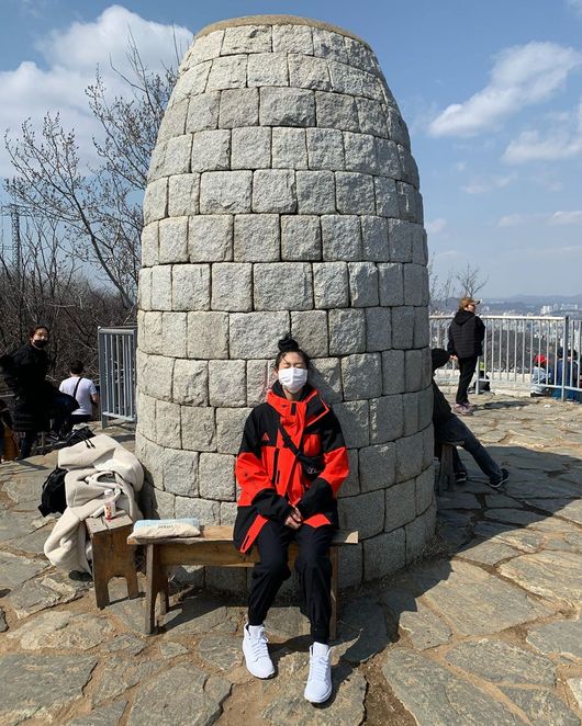Girl group AOA member Seolhyun has revealed how he wears Mask and spends his daily life.Seolhyun posted a few photos on his Instagram account with emoticons wearing Mask on Friday.The photo uploaded by Seolhyun is a picture of himself climbing Mount Inwang.It is a seolhyun armed with a climbing costume and Mask, but it can not hide the beauty and ratio so that it can be seen as Seolhyun from a distance.Seolhyun had several snacks with a photo certifying the settlement of Inwangsan, and after he had finished the climbing, he ate pajeon and chewed noodles and played storm food.Meanwhile, Seolhyun played Han Hee-jae in the JTBC drama My Country, which was broadcast last year.
