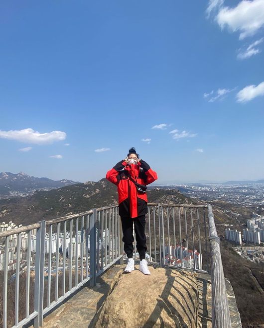 Girl group AOA member Seolhyun has revealed how he wears Mask and spends his daily life.Seolhyun posted a few photos on his Instagram account with emoticons wearing Mask on Friday.The photo uploaded by Seolhyun is a picture of himself climbing Mount Inwang.It is a seolhyun armed with a climbing costume and Mask, but it can not hide the beauty and ratio so that it can be seen as Seolhyun from a distance.Seolhyun had several snacks with a photo certifying the settlement of Inwangsan, and after he had finished the climbing, he ate pajeon and chewed noodles and played storm food.Meanwhile, Seolhyun played Han Hee-jae in the JTBC drama My Country, which was broadcast last year.