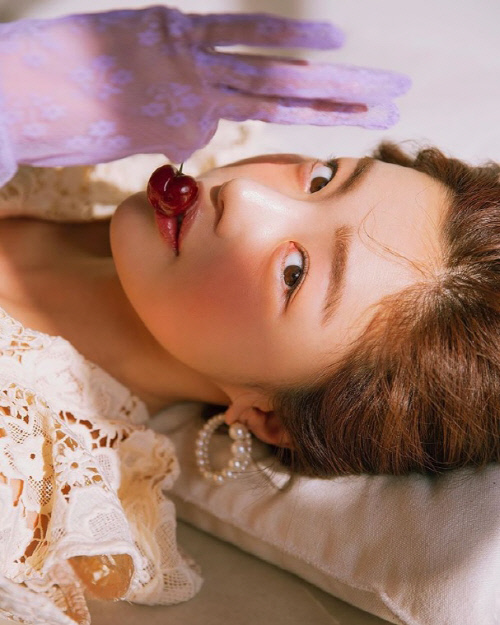 Han Sun-hwa released a picture of her lying on a Pillow with an article titled White Day on her SNS on the 14th and putting cherries on her lips.One of the recent photo shoots, a provocative eye, a red cheek, and a red cherry combined to create a lively atmosphere.On the other hand, Han Seonhwa recently signed an exclusive contract with Keith, who belongs to Actor Ju Ji-hoon, Jung Ryeo-won, Son Dam-bi Soi Hyun and Park Hae-sun