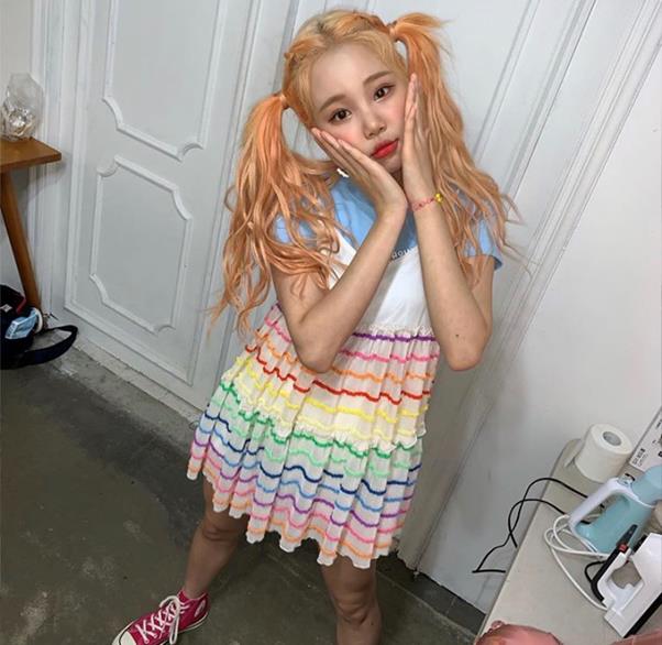 Girl group Momoland member JooE boasted a cute charm.On the afternoon of the 15th, JooE posted several photos on his SNS.In the photo, JooE is showing off her lovely visuals with a gorgeous rainbow colored One Piece perfectly. The hair tied in both branches adds cuteness.Meanwhile, Momoland released the album Thumbs Up last December.