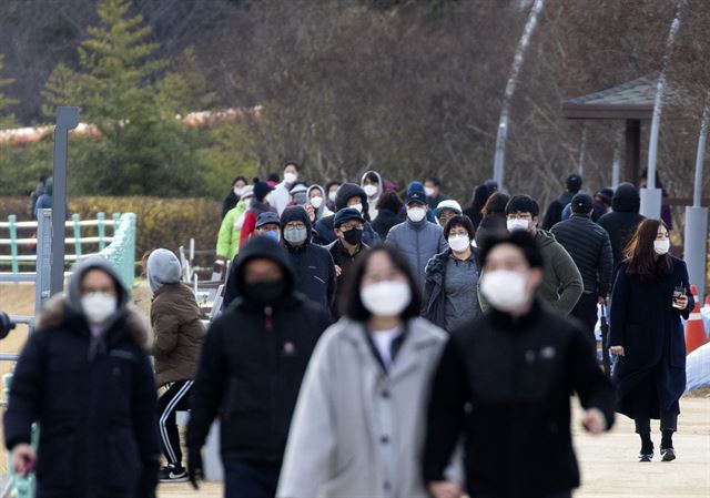 15일 오후 대구 수성못에서 시민들이 마스크를 쓴 채 산책을 하고 있다. 대구=연합뉴스
