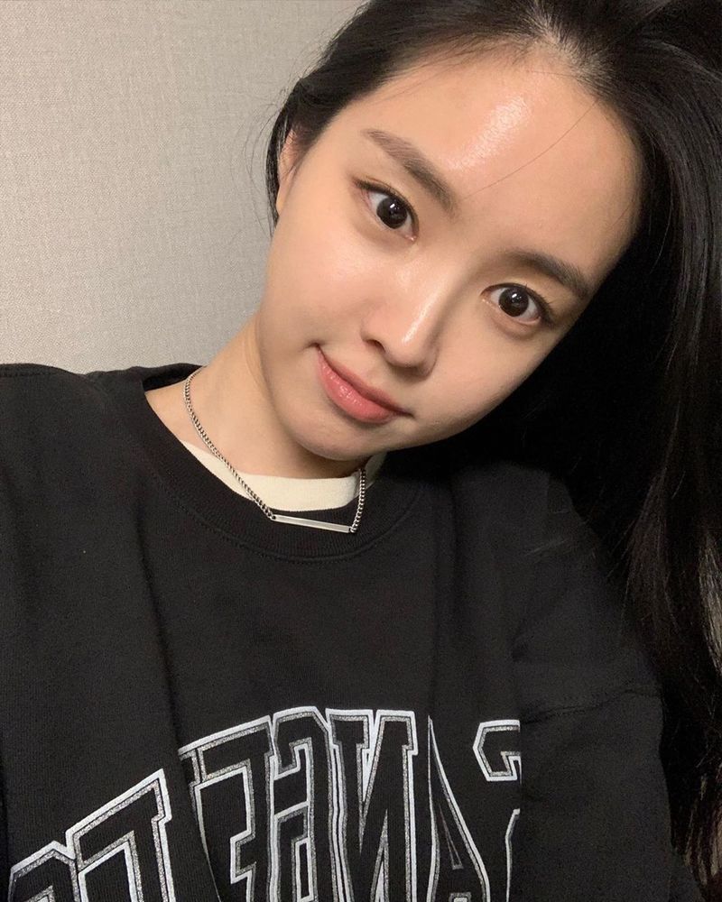 Group Apink member Son Na-eun boasted a clean beauty.Son Na-eun posted two selfie photos on his Instagram account on March 15.Inside the photo was a picture of Son Na-eun in a black T-shirt, who smiles at the camera.Son Na-euns blemishes-free white-green skin and large, clear eyes make her look more beautiful.The fans who responded to the photos responded such as It is so beautiful, The most beautiful person in the world and The beauty of beauty.delay stock