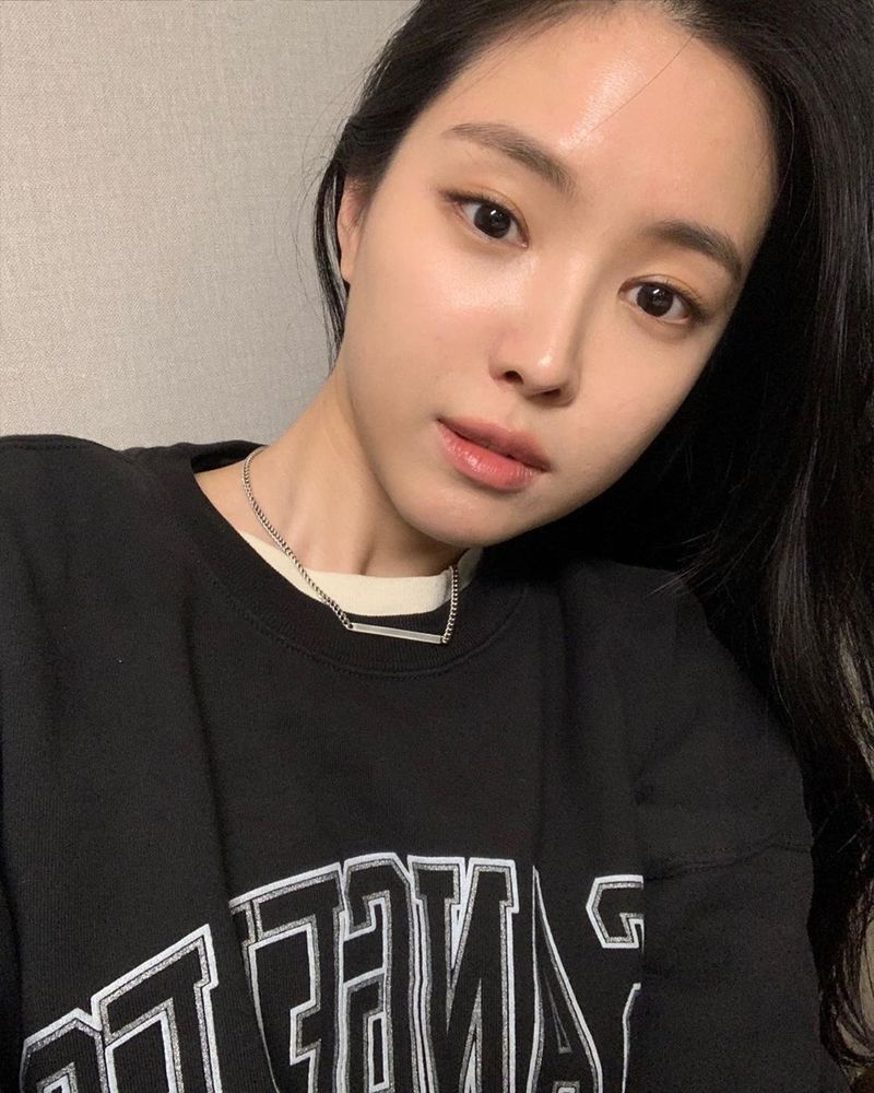 Group Apink member Son Na-eun boasted a clean beauty.Son Na-eun posted two selfie photos on his Instagram account on March 15.Inside the photo was a picture of Son Na-eun in a black T-shirt, who smiles at the camera.Son Na-euns blemishes-free white-green skin and large, clear eyes make her look more beautiful.The fans who responded to the photos responded such as It is so beautiful, The most beautiful person in the world and The beauty of beauty.delay stock
