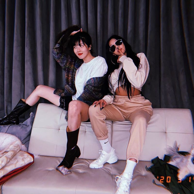 Singers Hyuna and Jessie showed off their sexy beauty.Jessie posted a photo on her Instagram account on March 15 with an article entitled Baby girl.Inside the picture is a picture of Hyona and Jessie sitting side by side, who look left-over: Jessies chic aura, wearing sunglasses, also attracts attention.The cheerful atmosphere of Hyona and Jessie also stands out.The fans who responded to the photos responded such as Too good combination, Lovely, sexy and done and I love my sisters.delay stock