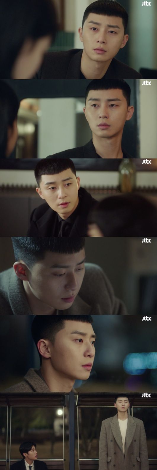 In JTBCs drama Itaewon Klath (playplayplay by Gwangjin, directed by Kim Sung-yoon Kang Min-gu), which aired on the 14th, Park Sae-ro-yi (Park Seo-joon) was shown running to the hospital to confess to Joe-yool Lee (Kim Da-mi).Jang Geun-soo (Kim Dong-hee), who has a crush on Seo-yool Lee, also revealed his Kokoro.Park Sae-ro-yi, who had been concerned about Joe-yool Lee since one day, had been trying to hide his interest in the staff, but it was Kokoro of a man directed at a beloved woman.The way he covered his coat with Joe-yool Lee, who was asleep at the company desk, was enough to impress.Park Sae-ro-yi told Joe-yool Lee, Do not do that to me, do not meet Ausua now, and someone does not work all night without dating.Do not do it now that you like me. But he began to show a gradually changed affection, saying, Why should I feel sorry for you? Why do you feel such a strange, strange feeling?Joe-yool Lee noticed such a Kokoro.When Joe-yool Lee, who had fallen overworked, focused on his work, he worried that he was a little rest, if you move now, youre fired.Choi Seung-kwon (Ryu Kyung-soo) and Ma Hyun-yi (Lee Joo-young) asked him to watch Joe-yol Lee.Joe-yool Lee said, My favorite Kokoro told me to cut off the reason for dismissal.I can express my affection to the representative because I am a good worker and a necessary person, so I have to be a necessary person who has to be around no matter what I say.Park Sae-ro-yi, who learned the real inside of Seo-yool Lee, once again felt a fond feeling.In the end, I had to turn around without presenting the necklace that Seo-yool Lee wanted to have.He felt the feeling of you all over when he saw the traces left by Seo-yool Lee, and Seo-yool Lee is a woman who can live a life.A girl you like, Kokoro, youll have to fold. Its betrayal, its trash. But Im trying. I like Seo-yool Lee.I wont say Im sorry, he told Jang.Park Seo-joon expresses the true Kokoro of a man who wants to protect his dreams and the spirit of youth for dreams.His performance made the Park Sae-ro-yi character even more brilliant.The reason why I cheered for the dream and love of Park Sae-ro-yi, the Park Seo-joon ticket, is not to explain.For viewers who have been frustrated in absurd and clever reality, Itaewon Clath is a sweet fantasy.Itaewon Klath captures broadcast screen