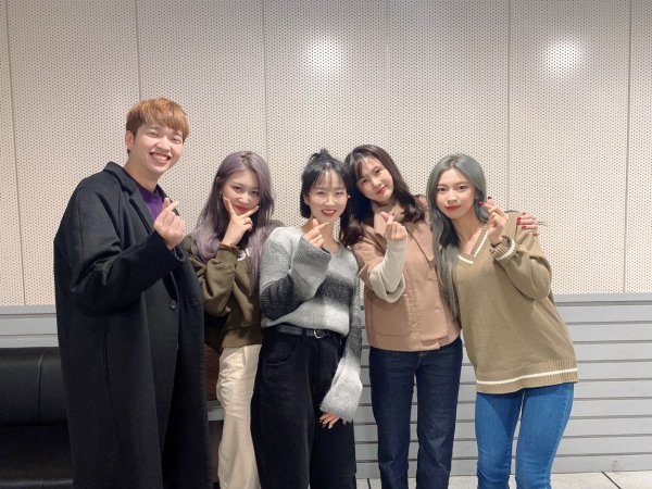 Revealed Men on a Mission and Running Man StarringGroup 3YE (3YE) appeared on SBS PowerFM radio Love Game of Park So-hyun.In relation to this, 3YE is a Celebratory photo with DJ Park So-hyun and comedian Yoo Jae-pilI also released it.In the photo, 3YE is attracting attention with its simple appearance without makeup, not charismatic makeup on stage.On this day, 3YE got a hot response from listeners with a sense of conversation.When asked what he thought about the modifier Queen Stone attached to 3YE recently, the leader said, I am going well as planned.Asked about the music behind the new song QUEEN, he said, It was hard because it was cold. It was okay when I danced, but I was shaking and staring at each other in the acting scene.Asked if there was a member who was struggling when acting, Yu Rim said, We adjusted quickly because we are professionals.When asked about the entertainment program that he wanted to appear, members Yu Rim and HAEUN said, I am confident that it is a Fun sense, I am confident that it will be broken.Yoo Ji, who won the silver medal in the 60m track and field at the MBC 2020 snow special Idol Athletics Competition, said he would like to appear in Running Man.When asked if they liked the actors together, HAEUN said, If you learn, you are our national brand senior. He boasted a sense of dedication by selecting a member of B.I.G., a member of the same agency.When asked if there was a memorable mistake, the leader said, When I practiced, I hit the beat with Seven Eight, which became a habit and I did it on stage.So it went on the air. He also confessed his cute mistake.3YE began its activities in earnest in May last year through its first digital single, Do Ma Thang (DMT).Then, on September 17, 2019, he released his second digital single, Out Of My Mind, and gave its name to the public with its Powerful performance.It is recognized as a global idol group not only in Korea but also overseas.3YE has been actively communicating with fans both at home and abroad by releasing videos covering music of pop, South America and Arab musicians such as Woman Like Me (Woman Rikeme), Taj, Slay and Calma with choreography through SNS.3YE released its new song QUEEN on February 21st and is actively performing.Offering – GH Entertainment