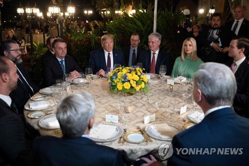 ëëë í¸ë¼í ë¯¸êµ­ ëíµë ¹ì´ ì§ë 7ì¼(íì§ìê°) íë¡ë¦¬ë¤ì ìë ìì ì ê°ì¸ ë³ì¥ ë§ë¬ë¼ê³ ìì ìì´ë¥´ ë³´ì°ìëë£¨ ë¸ë¼ì§ ëíµë ¹ì´ ì´ëë ë¸ë¼ì§ ëíë¨ê³¼ ë§ì°¬ì íë¤. [AFP=ì°í©ë´ì¤]