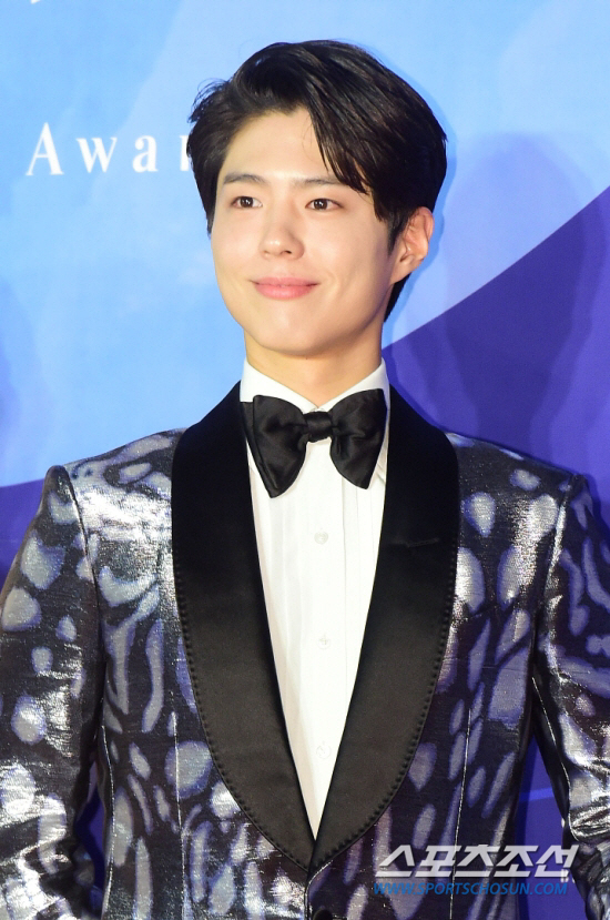 Actor Park Bo-gum stars in SEK on JTBCs Itaewon KlathAccording to a broadcasting official on the 16th, Park Bo-gum will appear as a cameo on JTBCs gilt drama Itaewon Clath Last episode on the 21st.Park Bo-gums Itaewon Clath appearance was concluded with Kim Seong-yoon PD.Park Bo-gum has been in close contact with Kim Seong-yoon PD on KBS 2TV Gurmigreen Moonlight, which starred.Attention is focusing on what role Park Bo-gum will play in Itaewon Klath. It is said that the filming is already completed.On the other hand, JTBC gilt drama Itaewon Clath is based on the popular webtoon of the same name, and it is a work that depicts the youthful rebellion of youths who are united by stubbornness and passenger in unreasonable world.It is about to end on the 21st.
