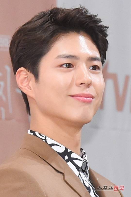Actor Park Bo-gum will make a special appearance at the final episode of Itaewon Clath.On the 16th, JTBC gilt Drama Itaewon Clath said, Park Bo-gum will make a special appearance at the final meeting of Itaewon Clath.The reason why Park Bo-gum appeared as a cameo in Itaewon Clath is because of his relationship with Kim Seong-yoon PD.Park has worked with Kim Seong-yoon PD on KBS2 Gurmigreen Moonlight which was broadcast in 2016.As a result, Park Bo-gum met with viewers through Drama in a year and two months after TVN Boyfriend which lasted in January last year.Meanwhile, Itaewon Clath, which ranked second in JTBCs previous Drama ratings following SKY Castle, will be released 16 times on the 21st.