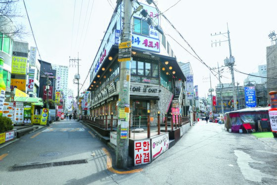 로나19 확산으로 서울 노량진동 일대의 대형학원들이 휴원을 이어간 여파로 15일 학원가 주변 거리는 한산한 모습을 보였다. [뉴스1]