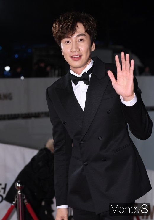 It is not perfect, but it is a careful situation because it is doing treatment in parallel.For the time being, he will have restrictions on running or active parts of Running Man shooting.In the SBS entertainment program Running Man trailer, which was broadcast on the afternoon of the 15th, Lee Kwang-soo, who wore Fracture, announced his return with the subtitle Gwangsu is back.In the video of the trailer, he was attracted to his colleagues as if he had a limit on moving.