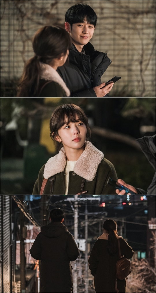 The meeting between Jung Hae In and Chae Soo-bin during the sweet night was captured.Two shots brighter than street lights, and a thrilling tension between the two people on the street make the heart gong.TVNs new monthly TV drama, Ban-Yi-Yup/playplayplay Lee Sook-yeon, which will be broadcast on March 23, is a story of unrequited love that is free from the beginning, growth, and end of the meeting between the House of Representatives of Artificial Intelligence Programmers (Jung Hae In) and The Classic recording engineer Seo Woo (Chae Soo-bin).Jung Hae In is expecting to play the role of the N-year unrequited artificial intelligence programmer Hawon and Chae Soo-bin as the Seo Woo, the Classic recording engineer who cares about the unrequited love of the House of Representatives.Among them, the stills are attracting attention because they contain a sweet two-shot of Jung Hae In and Chae Soo-bin, who walk side by side during the night.Jung Hae In smiles at Chae Soo-bin, causing a heartbeat, so Chae Soo-bin looks shy.Especially in his eyes, curiosity and affection for Jung Hae In seems to come out.Then, the back of Jung Hae In and Chae Soo-bin looking at the same place catches the eye.The subtle Tension, felt at the interval between two people, which is only one, makes the heart pound even more.So Jung Hae In and Chae Soo-bin are curious about why they have a meeting in the middle of the night with darkness, and their meeting and relationship.bak-beauty