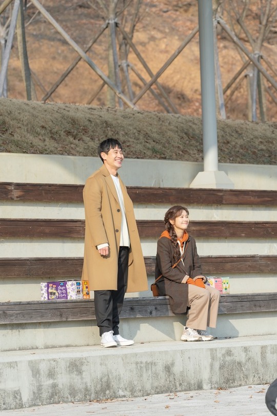 The first SteelSeries of Shin Ha-kyun and Jung So-min, the soul repairman, were released.The two people and the production team, who started shooting with a pleasant tension, are said to be continuing shooting in a warm atmosphere, raising expectations for the first broadcast.KBS 2TVs new tree Drama The Soul Warrior (playplay This Effects us/director Yoo Hyun-ki), which is scheduled to be broadcast first in May, unveiled Shin Ha-kyun and Jung So-mins first on-site Steel Series on March 16.The soul-wrecking is a mind-prescription drama about psychiatrists who believe that a heart-breaking person is not treated but treated.Shin Ha-kyun, Jung So-min, Tae In-ho, and Park Ye-jin are the works of Shin Ha-kyun, Acting Actors who are working together with PD Yoo Hyun-ki and This affects us, a local lawyer, to present a heartwarming story.First, Shin Ha-kyun is melting the tension of the shooting scene with a bright smile.It is the back door that leads the atmosphere of the field as a strong senior by taking care of the opponent actors and production crews first rather than oneself.It is known that the staff also admired this appearance.Then, Jung So-min smiles even those who see it as a real smile that can not distinguish whether it is Acting or Real.Actors like the digestive power and pleasant scene atmosphere of Jung So-min as well as everyone laughs.In addition, Jung So-min gradually melts into the Hanwooju character as the filming progresses, showing a perfect synchro rate, which raises expectations.Above all, the two of them are literally healing itself, raising expectations.Shin Ha-kyun and Jung So-min, who are looking at one place together, are disarming and conveying the bright and happy atmosphere of the filming site.In the first shooting scene, the cake appeared in a surprise, and the production team and actors made a sticky teamwork.Shin Ha-kyun, Jung So-min prayed for the shooting scene until the end and turned off the candle and made the atmosphere even more.Thanks to the first filming that started in such a friendly atmosphere, we are now building a solid teamwork by caring, respecting and respecting each other even in difficult times.bak-beauty