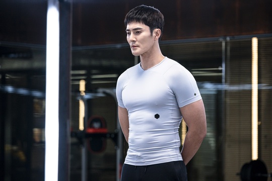 Choi Jin-hyuk plays a harsh rugal Hazing.On March 16, the OCNs new TOIL original Lugal (directed by Kang Cheol-woo, Dohyeon, Planning Studio Dragon, and Produced by Riyen Entertainment) captured the Hazing scene of the new rookie Kang Ki-bum (Choi Jin-hyuk), who joined the hero legion.Lugal is a science action hero drama in which Lugal, a special organization of Human Weapon who have gained special abilities through biotechnology, fights against the largest terrorist group of Korea, Argos.A work depicting the revenge of an elite police officer who was reborn as Rugal, losing his two eyes and his beloved wife by the brutal criminal gang Argos.The breathtaking bout of special police organization Rugal and criminal organization Argos is full of excitement.Here, attention is focused on Korean Action hero, which will be completed by Action Optimization actors from Choi Jin-hyuk, Park Sung-woong, Jo Dong-hyuk to Jeong He-In, Han Ji-wan, Kim Min-sang and Park Sun-ho.Kang Ki-beom and Cho Taewoong (Jo Dong-hyuk), who entered the fitness room in the photo released on the day, are exciting.In front of Kang Ki-bum, who was reborn as Human Weapon, only harsh training remains: Kang Ki-bum, who was brought to stand in front of Lugals strongest hero Hantaewoong.I feel a strange tension between them.Song Mina and Lee Gwang-cheol (Park Sun-ho) are also watching the confrontation with the eyes of interest and worry.Unlike the calm one-tooong in the subsequent photos, Kang Ki-bum, who frowns as if artificial eyes are uncomfortable, raises curiosity.I wonder if Kang Ki-bum will be reborn as a powerful hero through severe Hazing, and what happened to artificial eyes.The hero of Lugal has a deadly weakness, instead of mounting a powerful weapon on the body.Kang Ki-bums artificial eyes are powerful information tanks, but if he is solo for revenge, he will be shut down and controlled without any hesitation.Above all, artificial intelligence in the artificial eye evolves rapidly, making it the most powerful weapon and the most dangerous weapon at the same time.The artificial arm of Hantaewoong is mechanically perfect, but other bionic tissues connected to it can cause serious damage even if they are a little attentive.Instead of balancing the body, the artificial chip of Song Mina causes the blood to flow backward and paralyze the whole body.Lee Gwang-cheol, who has an artificial body, melts the skin and stops the organs if it can not recover when the current is cut off.The interesting setting of the Rugal hero adds to the question of how to drag the narrative of the drama.kim myeong-mi