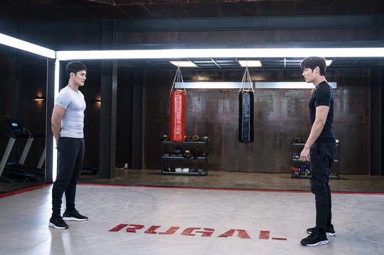 Choi Jin-hyuk plays a harsh rugal Hazing.On March 16, the OCNs new TOIL original Lugal (directed by Kang Cheol-woo, Dohyeon, Planning Studio Dragon, and Produced by Riyen Entertainment) captured the Hazing scene of the new rookie Kang Ki-bum (Choi Jin-hyuk), who joined the hero legion.Lugal is a science action hero drama in which Lugal, a special organization of Human Weapon who have gained special abilities through biotechnology, fights against the largest terrorist group of Korea, Argos.A work depicting the revenge of an elite police officer who was reborn as Rugal, losing his two eyes and his beloved wife by the brutal criminal gang Argos.The breathtaking bout of special police organization Rugal and criminal organization Argos is full of excitement.Here, attention is focused on Korean Action hero, which will be completed by Action Optimization actors from Choi Jin-hyuk, Park Sung-woong, Jo Dong-hyuk to Jeong He-In, Han Ji-wan, Kim Min-sang and Park Sun-ho.Kang Ki-beom and Cho Taewoong (Jo Dong-hyuk), who entered the fitness room in the photo released on the day, are exciting.In front of Kang Ki-bum, who was reborn as Human Weapon, only harsh training remains: Kang Ki-bum, who was brought to stand in front of Lugals strongest hero Hantaewoong.I feel a strange tension between them.Song Mina and Lee Gwang-cheol (Park Sun-ho) are also watching the confrontation with the eyes of interest and worry.Unlike the calm one-tooong in the subsequent photos, Kang Ki-bum, who frowns as if artificial eyes are uncomfortable, raises curiosity.I wonder if Kang Ki-bum will be reborn as a powerful hero through severe Hazing, and what happened to artificial eyes.The hero of Lugal has a deadly weakness, instead of mounting a powerful weapon on the body.Kang Ki-bums artificial eyes are powerful information tanks, but if he is solo for revenge, he will be shut down and controlled without any hesitation.Above all, artificial intelligence in the artificial eye evolves rapidly, making it the most powerful weapon and the most dangerous weapon at the same time.The artificial arm of Hantaewoong is mechanically perfect, but other bionic tissues connected to it can cause serious damage even if they are a little attentive.Instead of balancing the body, the artificial chip of Song Mina causes the blood to flow backward and paralyze the whole body.Lee Gwang-cheol, who has an artificial body, melts the skin and stops the organs if it can not recover when the current is cut off.The interesting setting of the Rugal hero adds to the question of how to drag the narrative of the drama.kim myeong-mi