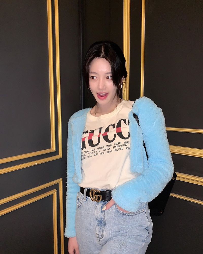 Lee Yu-bi flaunted Luxury visuals that matched Luxury clothingKyeon Mi-ri daughter Lee Yu-bi uploaded three photos to her Instagram on March 15 with emoticons.In the photo, Kyeon Mi-ri stares at the camera with a fresh look, who shows off her beauty with white skin and distinct features.han jung-won