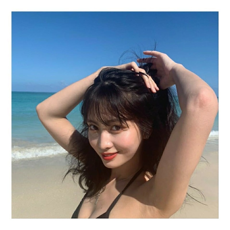 TWICE MOMO has released a big picture of the undisclosed.TWICE MOMO released several photos such as selfies on March 16th through the official Instagram account with the article I am bored and look up the pictures I took before.From the photos taken in a swimsuit on the beach where the snow is cool to the snow, to the hot spring bath, the charm is colorful.pear hyo-ju