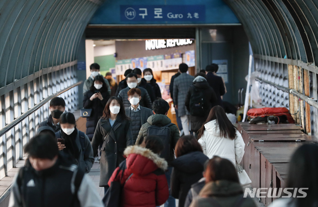 [서울=뉴시스] 박민석 기자 = 마스크를 착용한 시민들이 11일 오후 신종 코로나바이러스 감염증(코로나19) 집단 감염이 발생한 서울 구로구 콜센터 인근의 서울 지하철 1호선 구로역 출입구를 오가고 있다. 2020.03.11 mspark@newsis.com