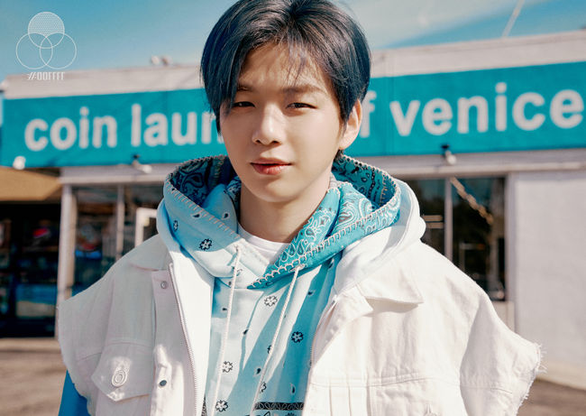 Singer Kang Daniels first mini album concept photo was released.On the 16th, Kang Daniels agency Connected Entertainment released the first concept photo of Kang Daniels first mini album CYAN (Scientific) through its official website and SNS channel.The first concept photo, which was filmed in LA All Location, USA, was released on the day, and the first concept photo, which was released on the day, was completed with a sense of refreshment through the blue color feeling of LA sky and Kang Daniel.First, in the first photo Kang Daniel is adding a free-spirited street vibe to Stadium Jacket over the red Hooded T-shirt.Fans are enjoying the warm sunshine with a light smile leaning against the barbed wire, and the fans are enjoying the hot response.In another concept photo, the blue-based Hooded T-shirt with patterned detail added to the white denim best, adding a natural yet casual atmosphere. In the last concept photo, Kang Daniels unique aura was emitted with a soft look that gazed at the camera while making a warm atmosphere with a light yellow color jacket. I raised it.In addition, each concept photo has a hidden point like a hide-and-seek hidden in the same name, CYAN, and the color of the same name, adding fun elements to the concept photo.Kang Daniels first mini album CYAN will be released at 6 pm on the 24th, as the comeback atmosphere is gradually preheated with the first concept photo released.connected entertainment